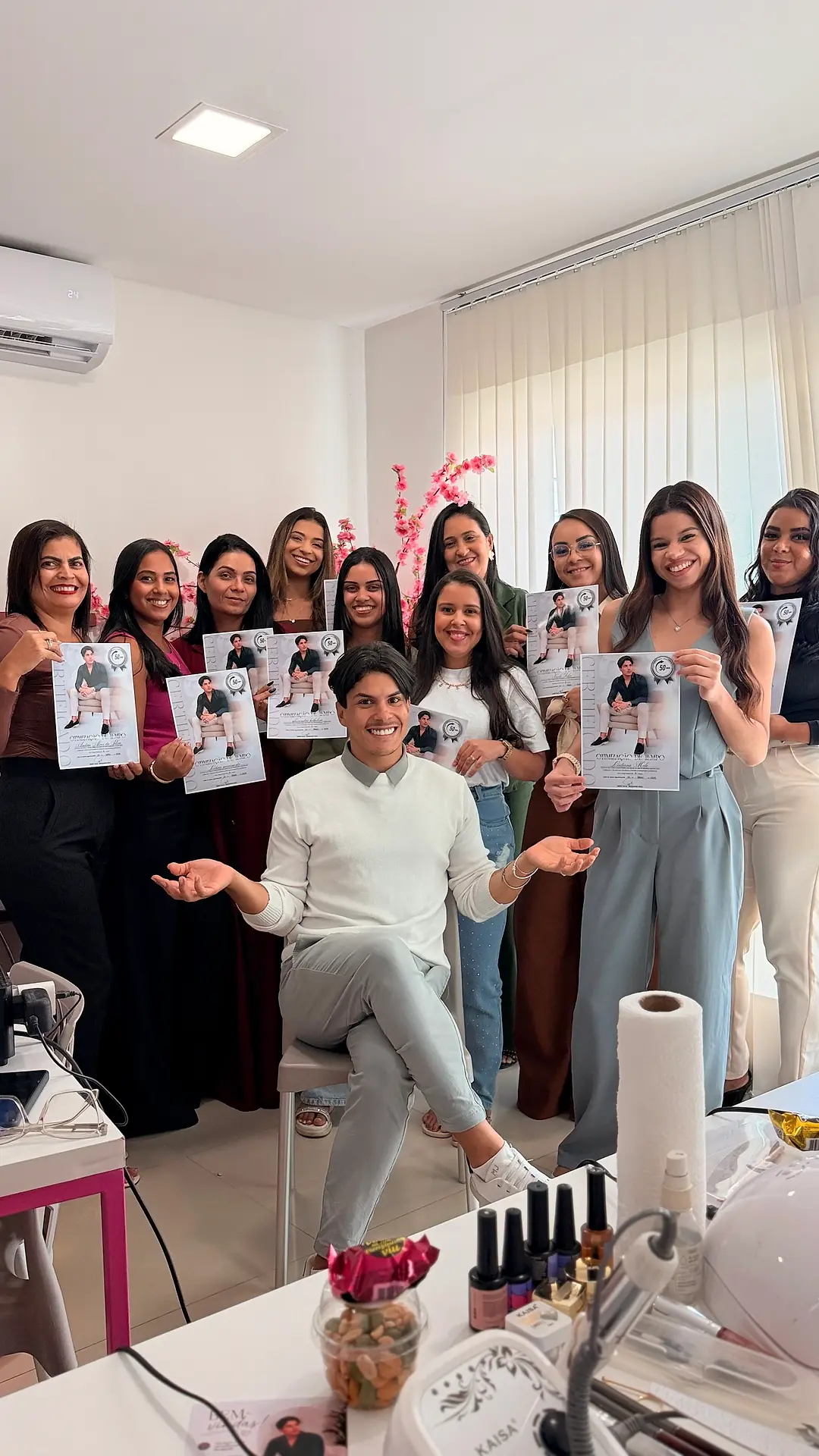 Henry Silva com uma turma de alunas segurando os certificados do curso